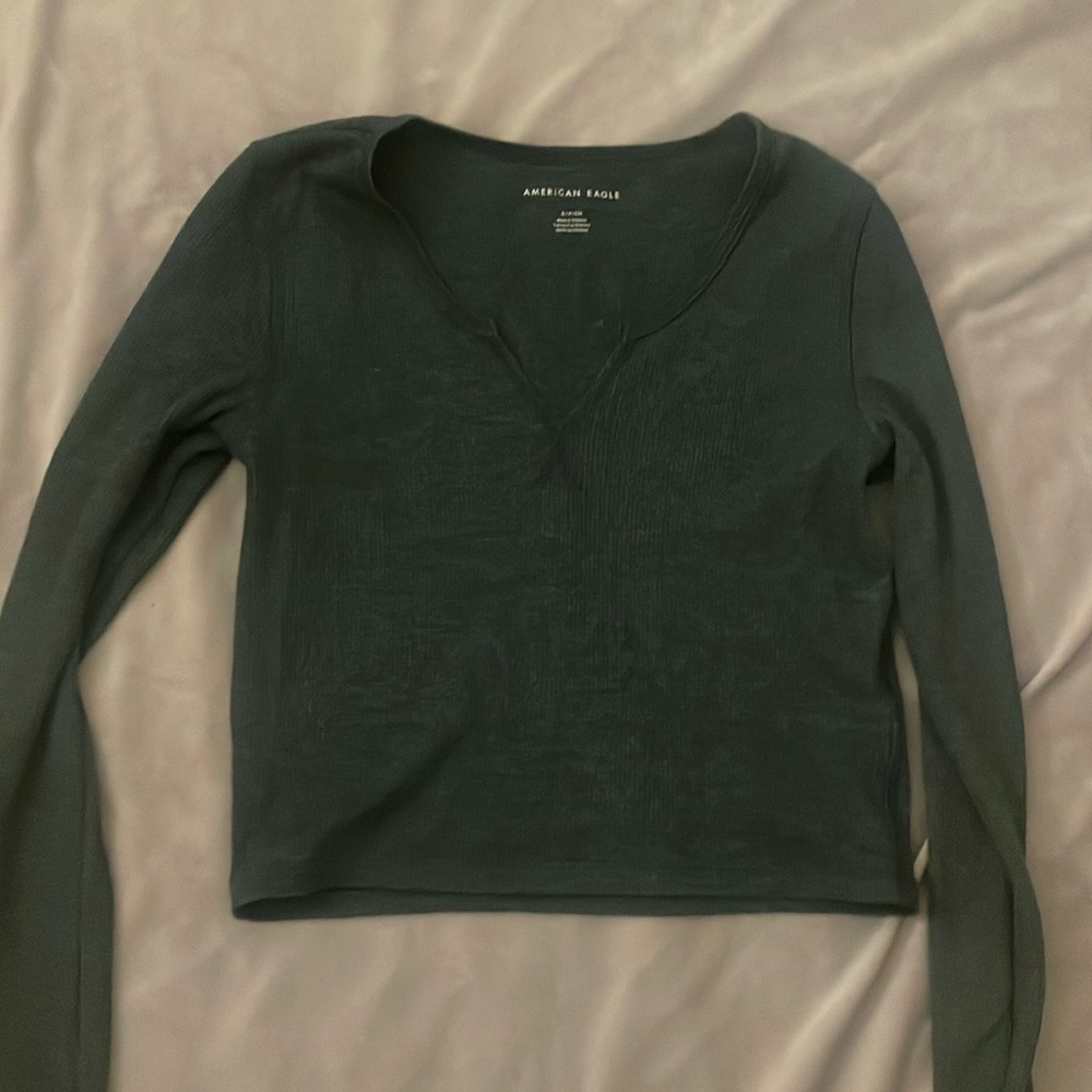 Dark green american eagle long sleeve crop top